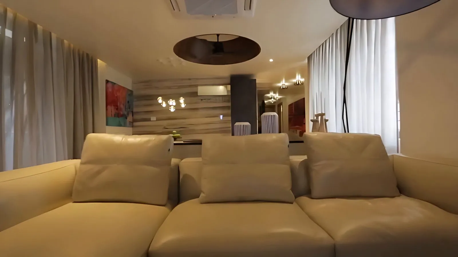 50th Cross Road: Lounge