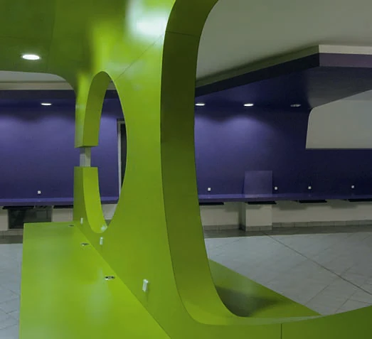 Wrap-3: A violet wall behind a green wrap